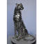 Statue de guépard assis en bronze à finition argentée - superbe sculpture fabriquée à la main Ingar, L 21 po x l 21 po x H 34 po
