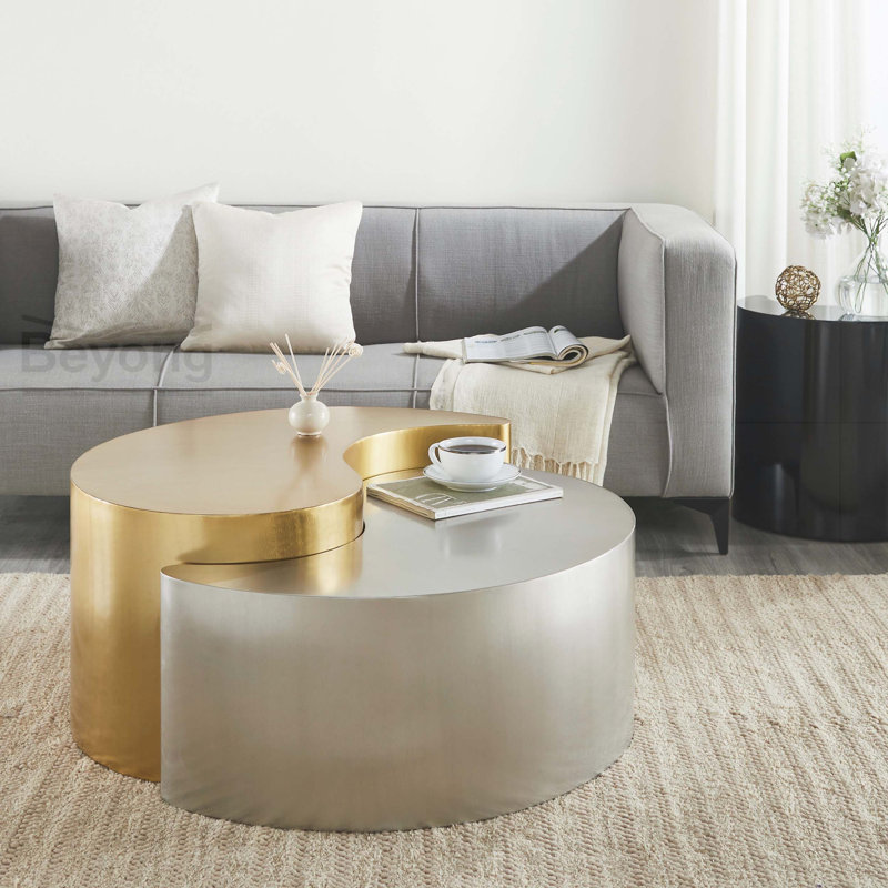 Table basse de style moderne et contemporain: Conçue avec une structure en fer doré et argenté, idéale pour les espaces de vie élégants et fonctionnels