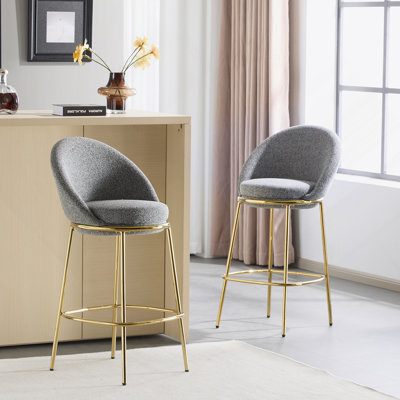 Ensemble de tabourets de bar intérieur en métal avec structure plaquée or, offrant confort et style pour les espaces de vie modernes.