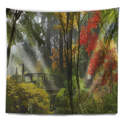 Pont japonais en bois de photographie en tapisserie d'automne