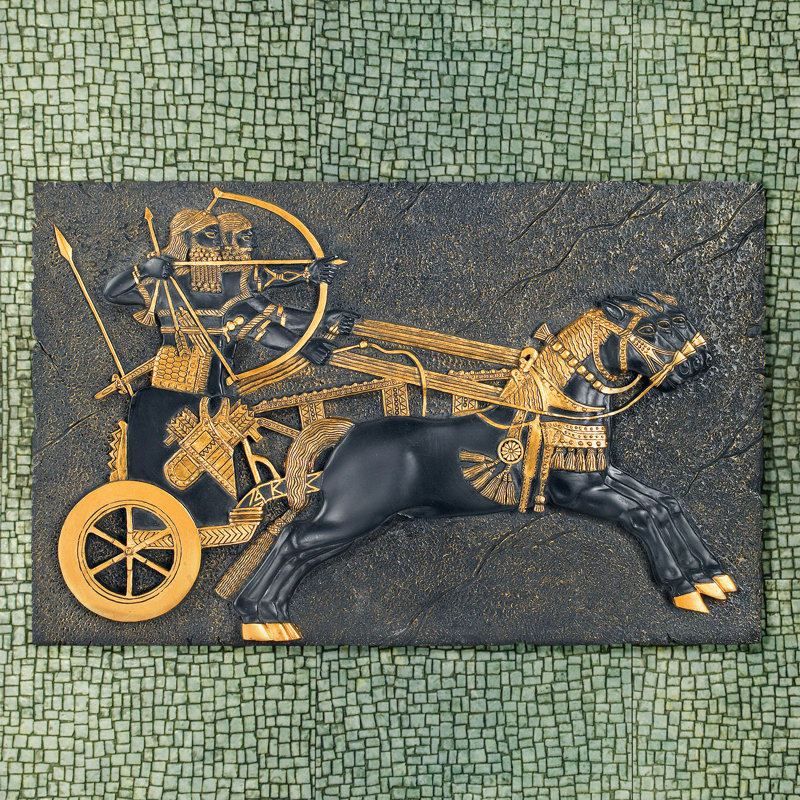 Sculpture assyrienne de char de guerre