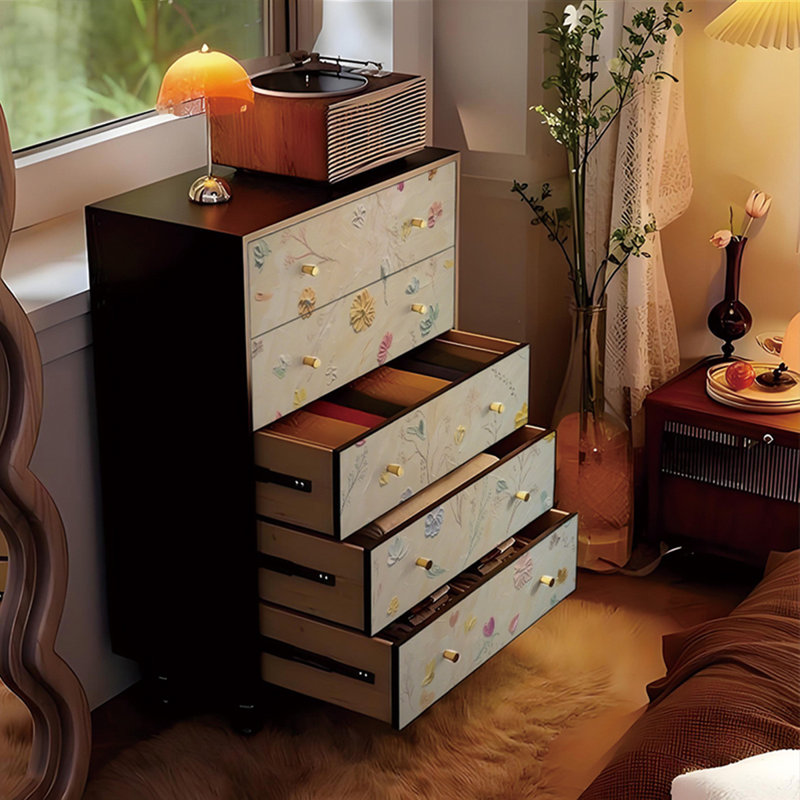 Commode en bois massif de style français