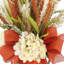Arrangement d'automne avec hortensias et blé dans un verre de citrouille