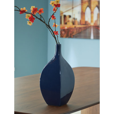 Nakaylee Vase