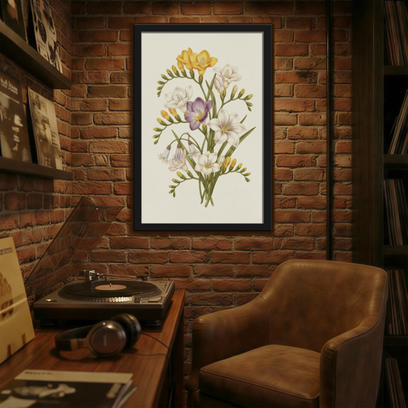 Arrangement floral de plantes et de fleurs avec des fleurs jaunes, blanches et mauves, H 18 po x l 12 po