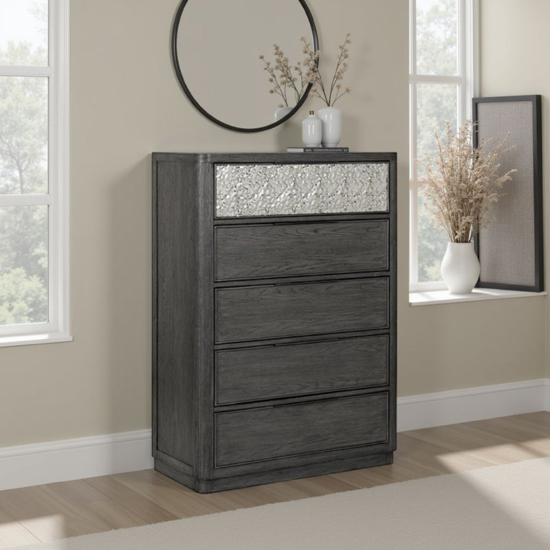 Commode haute Zoko, 5 tiroirs, détails en métal texturé, gris cendré