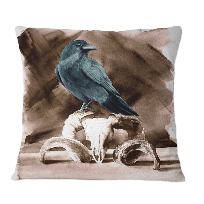 Raven assis sur un crâne de bélier - Coussin décoratif à imprimé traditionnel, 18 po x 18 po