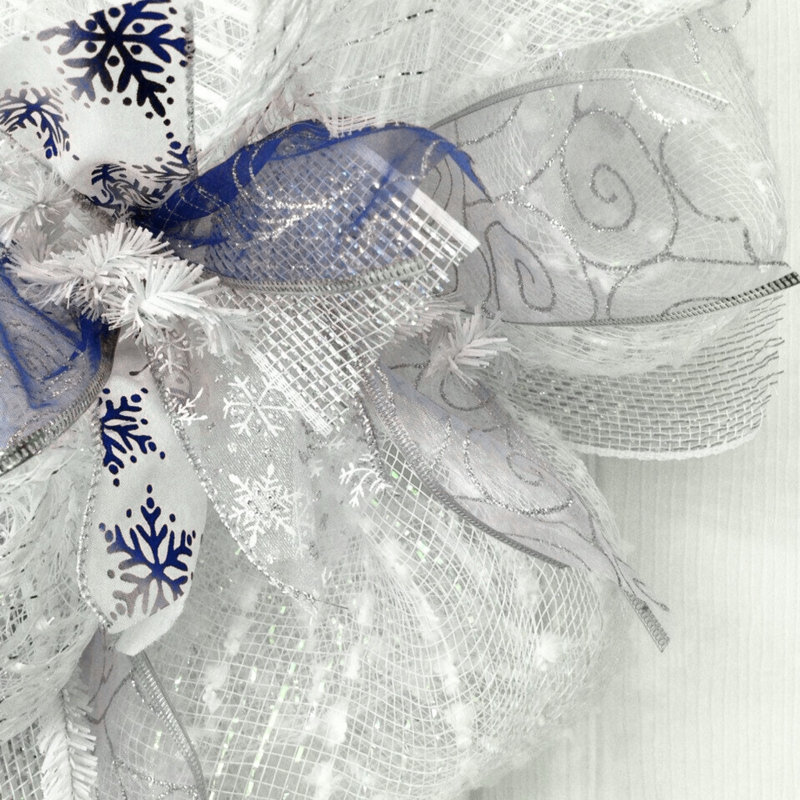 Couronne d'hiver, rubans blancs et bleus