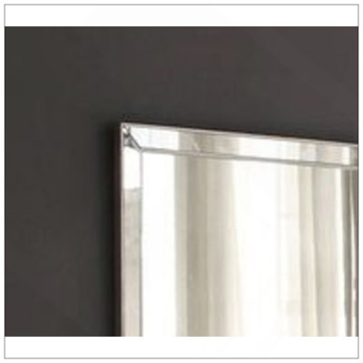 Miroir à finition platine Voeville II, design épuré et contemporain pour une esthétique et une luminosité accrues