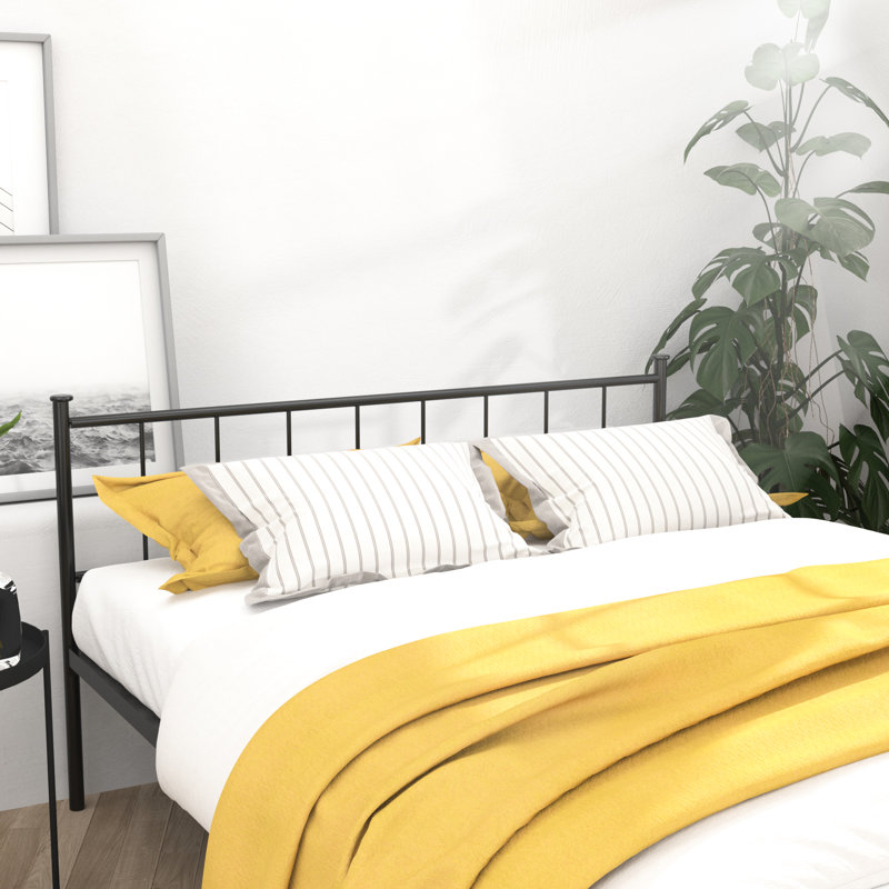 Structure de lit pour grand lit en noir, tête de lit et structure renforcée, sans sommier, espace de rangement sous le lit pour une chambre bien rangée, matériau texturé épais avec rangement en métal noir, ressorts nécessaires