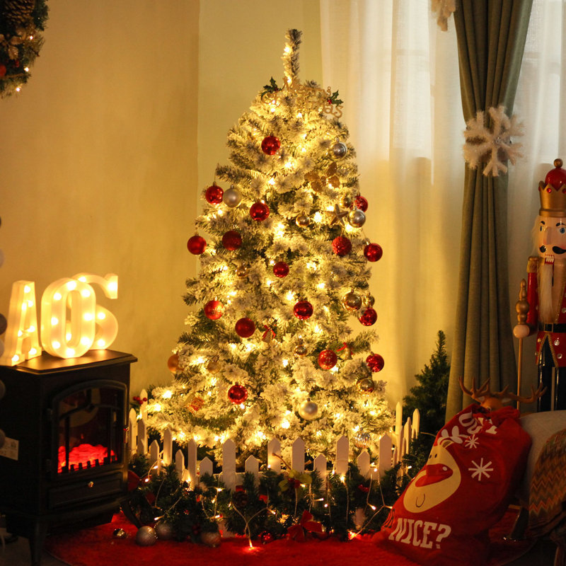 Arbre de Noël pin vert artificiel floqué / givré avec 250 lumières DEL claires / blanches, H 5,8 pi