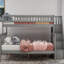 Lit superposé simple au-dessus d'un escalier double avec lustre gris, pin et tablettes de rangement latérales, séparables pour différentes