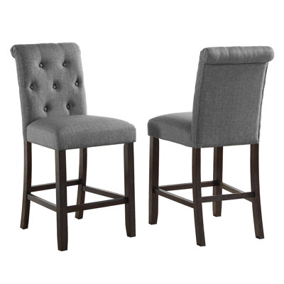 Tabouret gris à hauteur de comptoir de 2 places assises et dossier pour plus de confort. Pieds en bois au fini riche. Design haut dossier élégamment courbé. L 23 po x P 19 po x H 39,78 po. Largeur du siège 19 po, 25 po, profondeur 16,5 po.