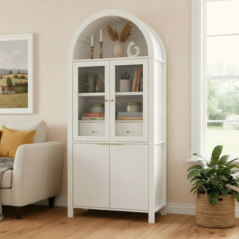 Grand garde-manger arqué cannelé avec tablettes réglables, rangement élégant avec tiroir caché et porte vitrée pour la cuisine et les espaces de vie