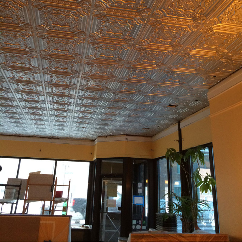 Pavillon élisabéthain de 2 pi X 2 pi Tuile de plafond à poser ou à coller, Blanc antique