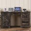 Bureau de direction de style champêtre avec station de recharge, tiroir à dossiers suspendus et armoire ajustable