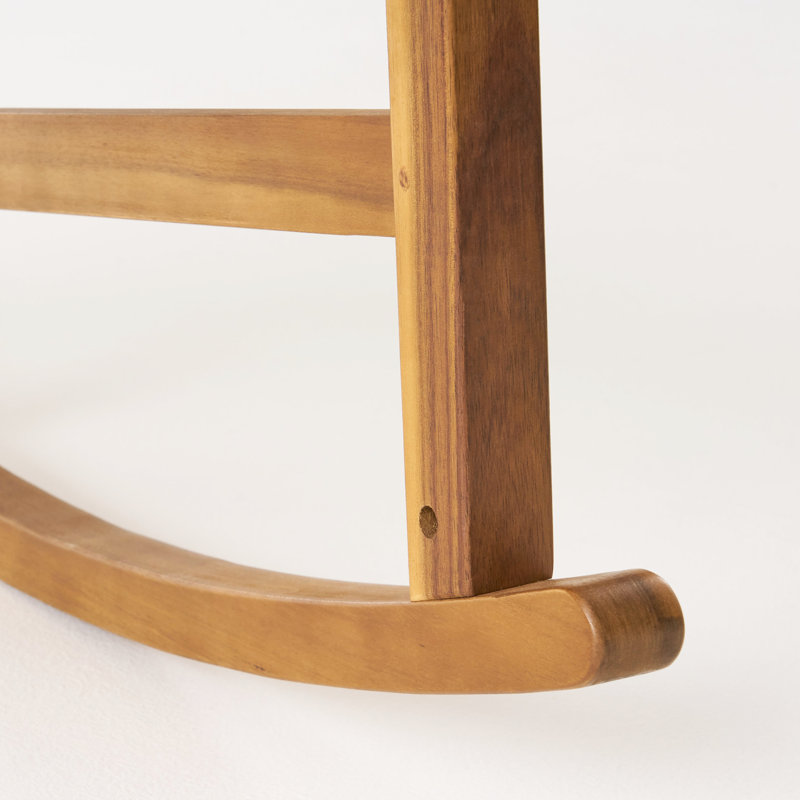 Chaise berçante rustique avec un design traditionnel et un style de mouvement relaxant pour les moments de loisirs en plein air