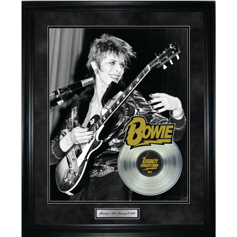 David Bowie jouant de la guitare avec platine LP