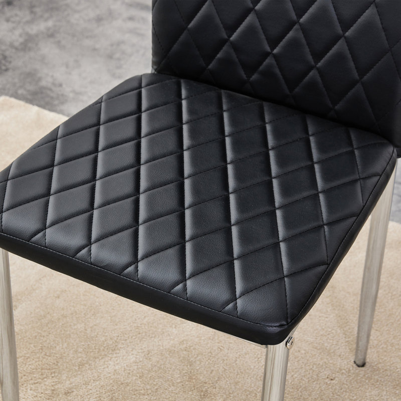 Ensemble de table et de chaises. Une table de salle à manger rectangulaire comprend un plateau en verre trempé et un support en panneau de fibres à densité moyenne blanc élégant.