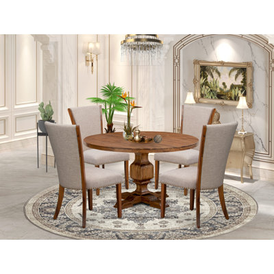 L'ensemble de table de cuisine 5 pièces comprend une table ronde de 54 po avec piédestal et 4 chaises Parson en lin brun clair, noyer antique