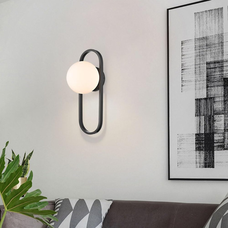 Ensemble de 2 appliques murales Mid-Century noires avec abat-jour en verre blanc