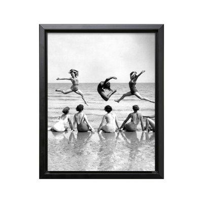 Femmes qui dansent sur la plage