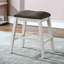 Ensemble de salle à manger moderne à hauteur de comptoir 6 pièces avec table, tabourets, banc et tablettes de rangement blanc cassé et gris pour une salle à manger élégante-487306358