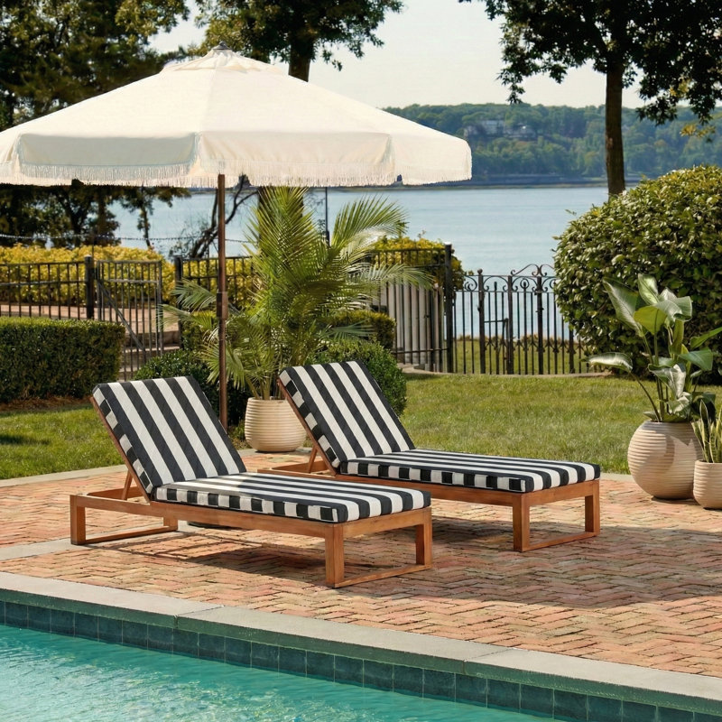 Chaise longue simple inclinable en eucalyptus avec coussins 80,9 po Faunce, Naturel, Bleu marine/blanc