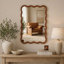Élégant miroir à cadre rectangulaire en bois ondulé pour la décoration intérieure-922067318