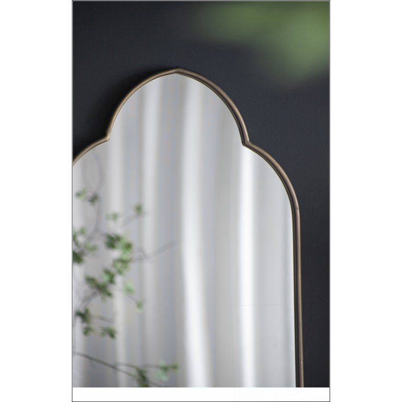 Miroir mural champagne doré avec bords entaillés, parfait pour améliorer l'esthétique et la luminosité de la pièce