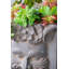 Statue de dieu grec avec pot de fleurs