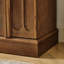 Armoire Mid-Century moderne cannelée avec tablettes réglables et base robuste-130194573