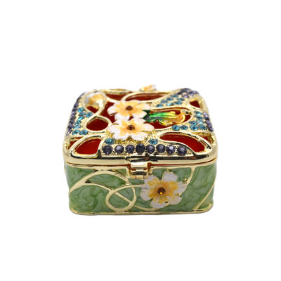 Petite boîte à bijoux florale carrée. Fabriqué avec beaucoup de détails