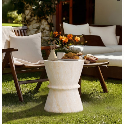 Table d'appoint d'extérieur en forme de sablier, table d'appoint contemporaine en béton avec texture de pierre simulée, table de bout d'extérieur pour le salon, le jardin.
