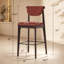 Tabouret de bar rembourré de style milieu du siècle, avec structure en bois massif, dossier incurvé et siège en tissu doux, idéal pour un îlot de cuisine moderne.-1944447972-1944447969
