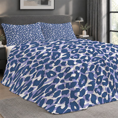 Ensemble de 3 pièces comprenant une couverture légère en flanelle de qualité supérieure et 2 taies d'oreiller à motifs léopard bleus sur fond blanc abstrait, ultra-doux et chaud, idéal en toute saison. Couverture 152 x 203 cm + 2 taies d'oreiller anti-boulochage et lavables à la machine.