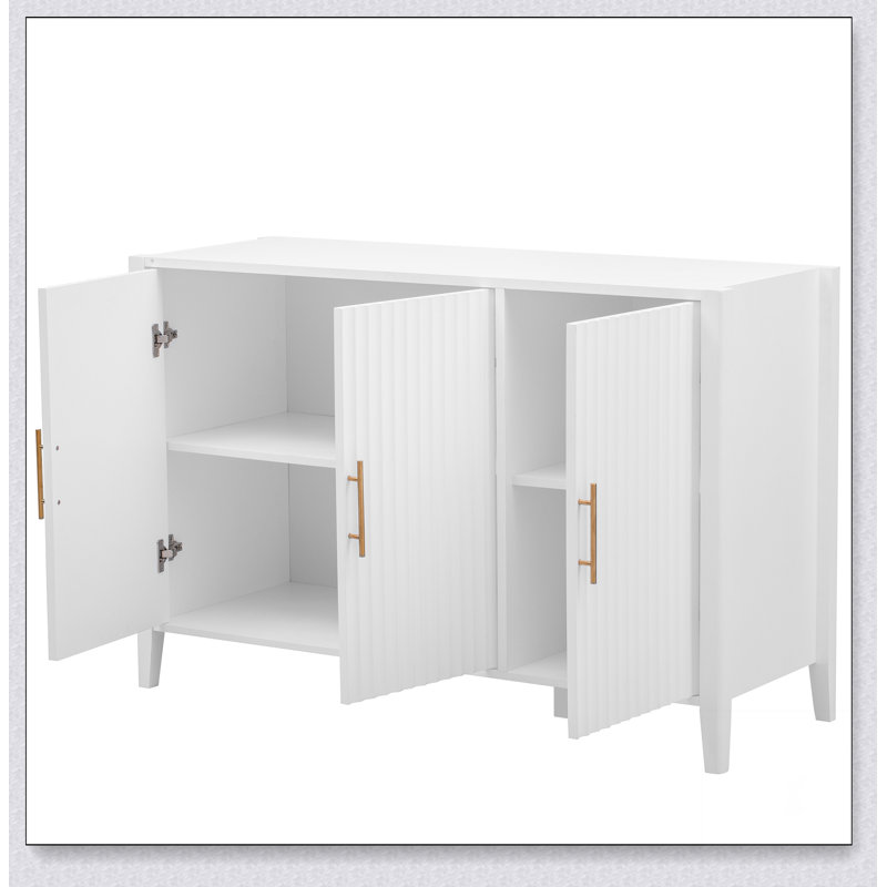 Armoire de rangement à trois portes en vedette avec poignées en métal, adaptée aux couloirs
