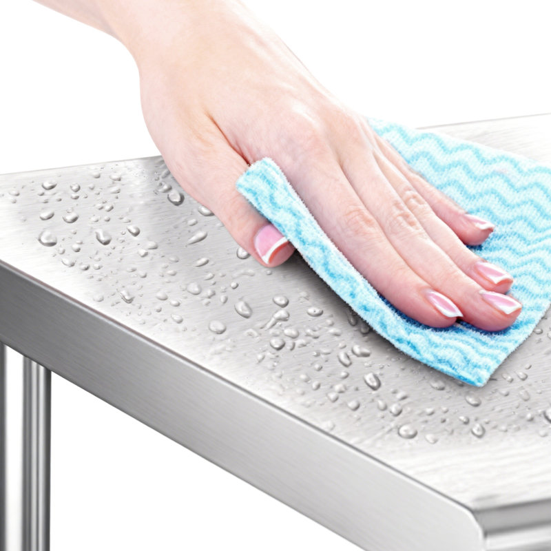 Table de travail commerciale en acier inoxydable de 61 cm (24 po) de large, idéale pour les cuisines de cafés exiguës. Pieds galvanisés, surface hygiénique, tablette inférieure avec rangement pour fournitures et accessoires. Robuste et durable.