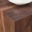 Table basse 12 pi x 12 po x 20 po en bois de noyer à grain de bois avec texture luxueuse, design compact et utilisation polyvalente.