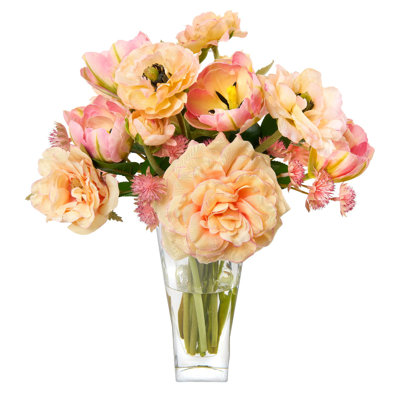 Tulipe, renoncule et bouquet de roses dans un vase en verre