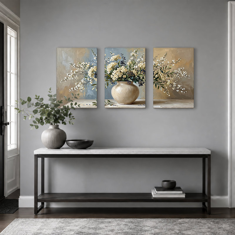 Fleurs blanches et baies bleues dans un vase crème, ensemble de 3 toiles, H 30 po x l 20 po x 3 pièces