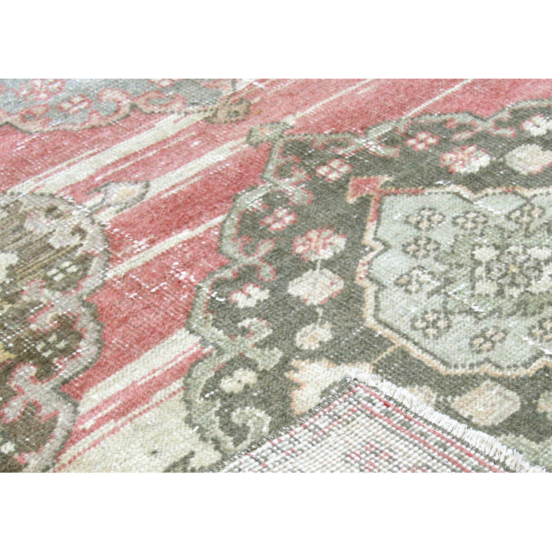 Tapis de couloir unique en laine noué à la main des années 1960 de 4 pi 9 po x 12 pi 4 po en rose / gris clair