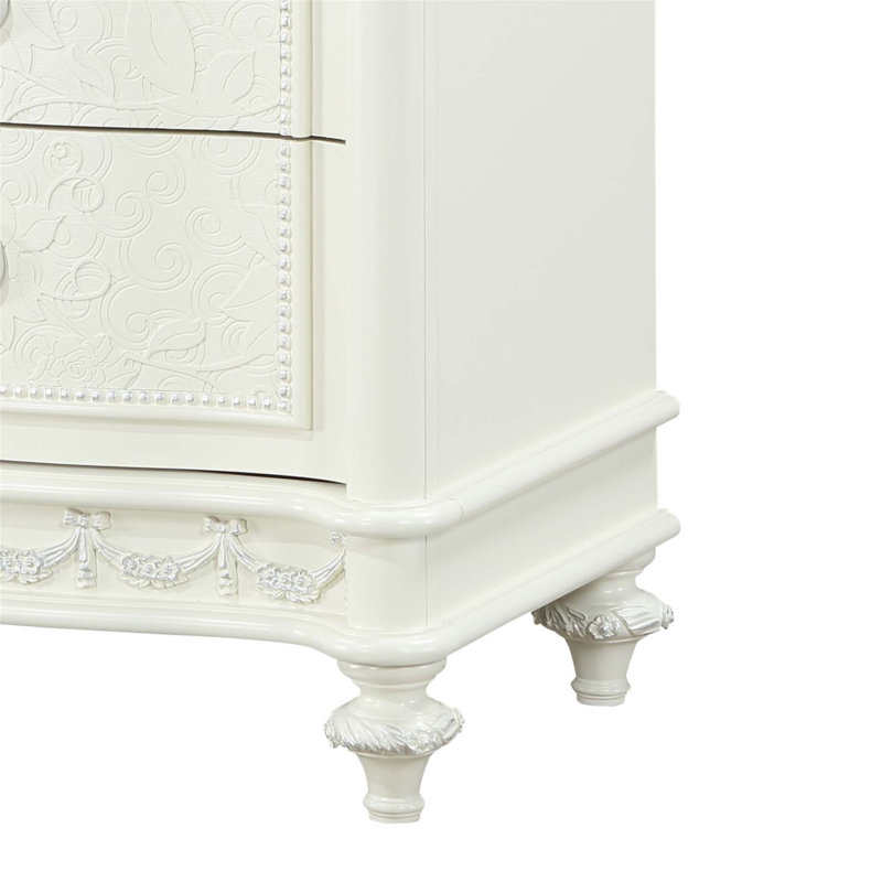 Charmante table de chevet à 2 tiroirs avec poignées anneaux élégantes et détails floraux complexes pour un décor de chambre à coucher élégant