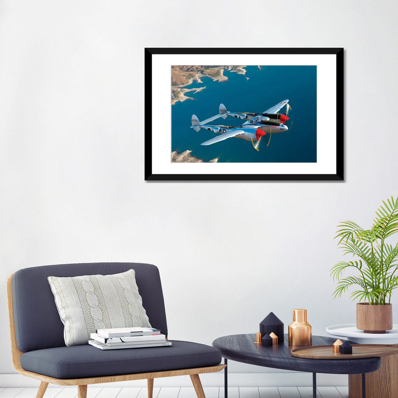 «A Lockheed P-38 Lightning Fighter Avion in Flight II», reproduction de photo sur toile, Papier d'art encadré noir, Blanc