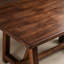 Table de salle à manger rectangulaire de style campagnard en bois massif, pouvant accueillir de 4 à 6 personnes.