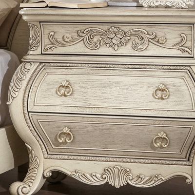 Table de chevet antique blanche à 3 tiroirs Bombe