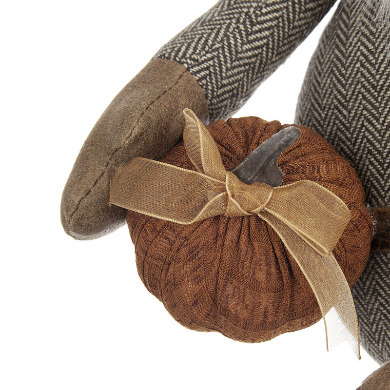 Gnome tenant une citrouille