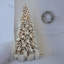 Arbre de Noël 9 pi en PE / PVC floqué 9 pi avec 52 pommes de pin naturelles - 2138 pointes, conception peu encombrante, branches articulées, support en métal stable, aspect enneigé réaliste-15812608-15812609