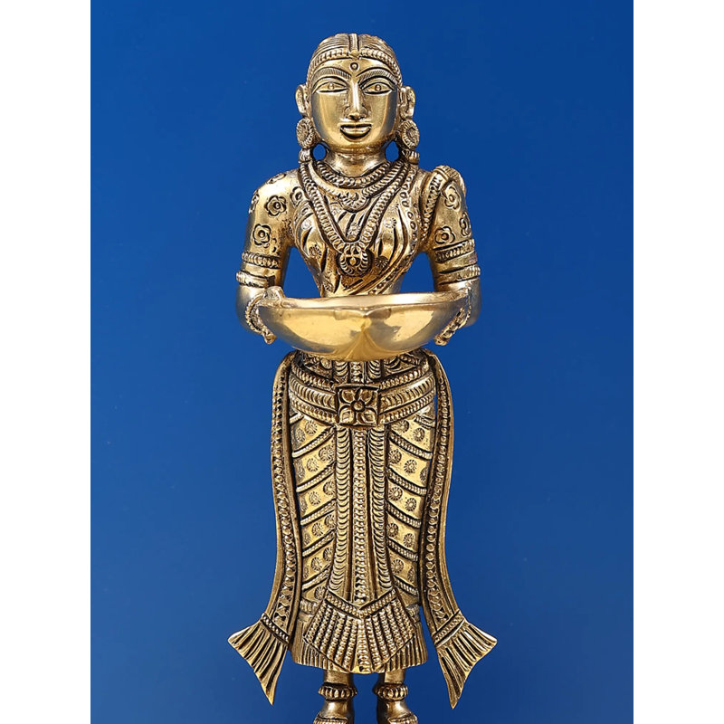 Fine Deepalakshmi sur sept diyas
