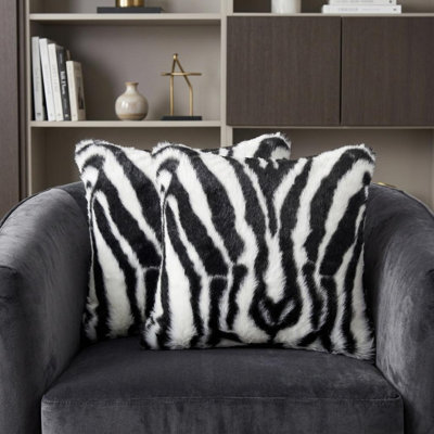 Ensemble de deux coussins décoratifs en fausse fourrure noire et blanche de 18 po